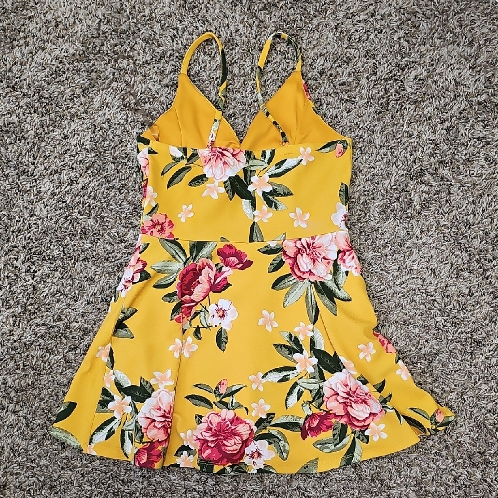 NWOT Floral Yellow Romper - Picture 5 of 6